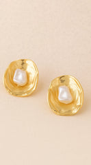 Mira Pearled Oyster Stud Earrings - Gold